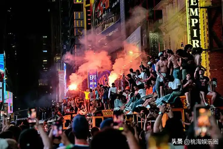 纽约飓风来袭：尼克斯夺冠游行引爆篮球之城，百万球迷见证王朝序曲